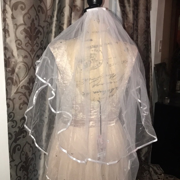 Beautiful 2T embellished with pearls veil - Picture 3 of 8